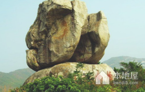 鸳鸯石是五岳寨旅游区特色景点