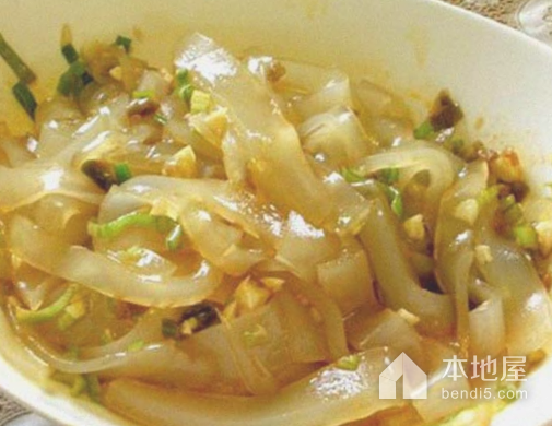博兴千张粉皮博兴千张粉皮是滨州市博兴县的一个特色美食,透明耐煮