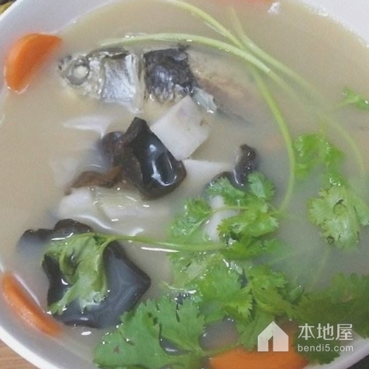竹笋芋艿鲫鱼汤